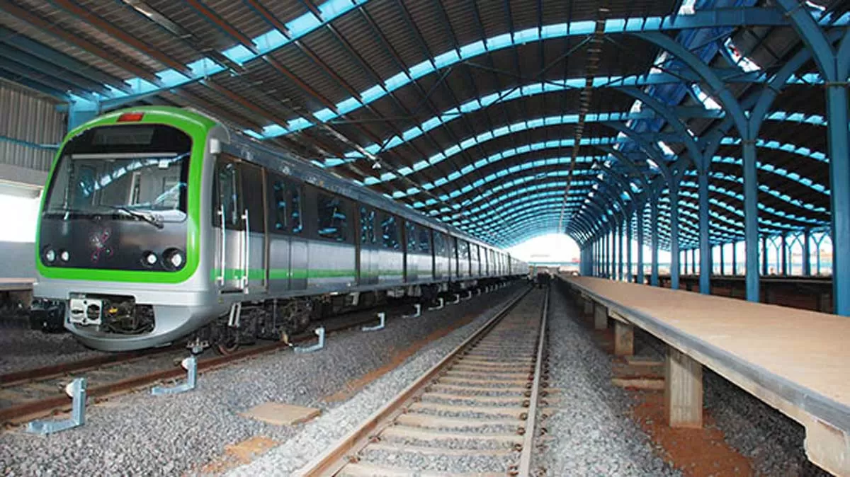 Bengaluru's Double Deck Flyover with Metro Trains