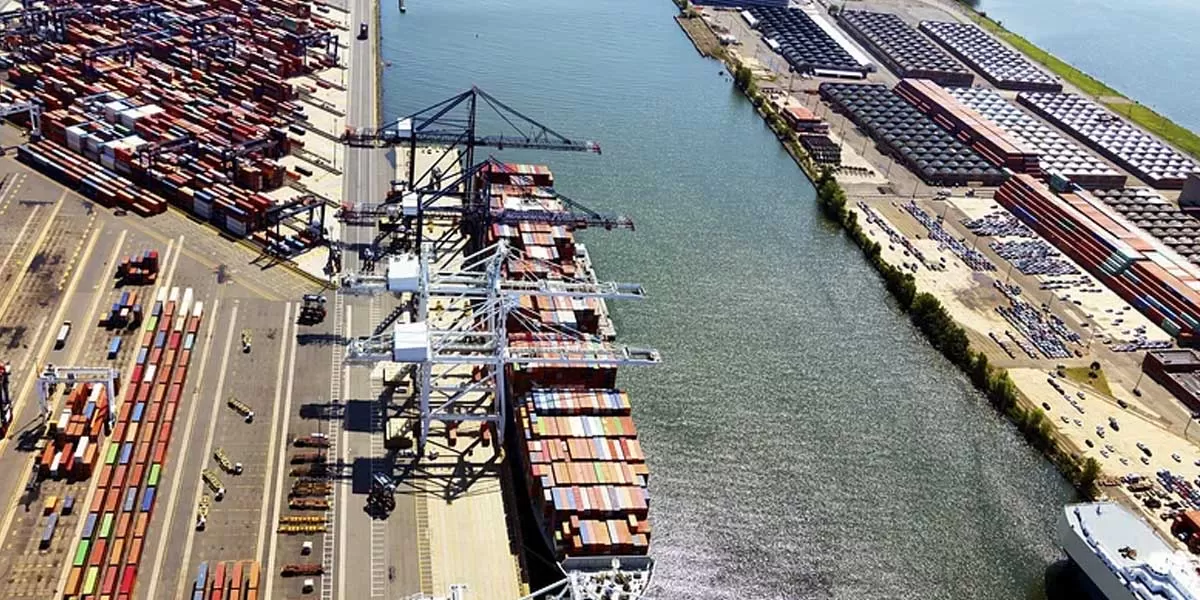 Major Port Workers' Union Defers Strike After Wage Settlement