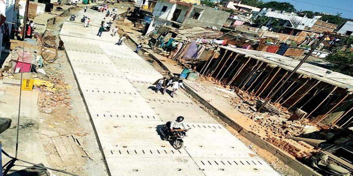 PWD takes action on defective panels on Wardha Road