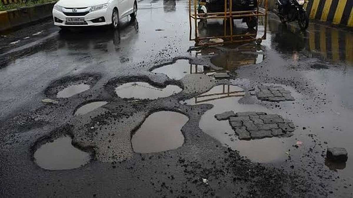  BMC Uses Reactive Asphalt to Repair Potholes in Khar