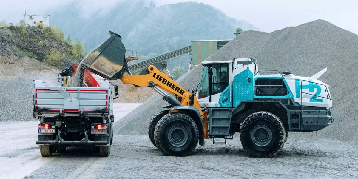 Liebherr, STRABAG test hydrogen wheel loader