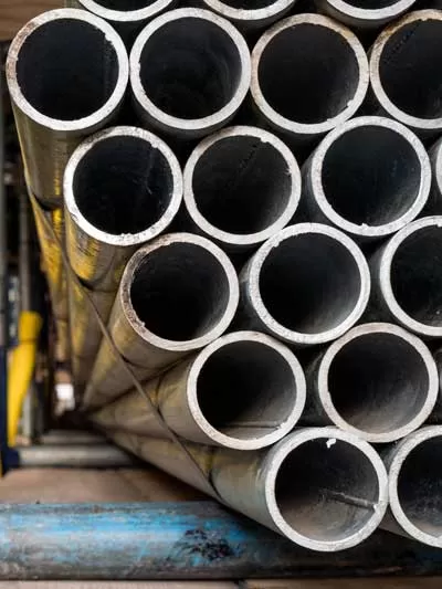 The government urges the steel industry to adopt sustainability.