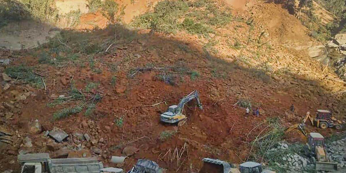 At least feared 12 dead in stone quarry collapse