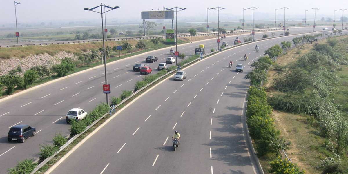 Repair work begins on Noida Link Road near Akshardham