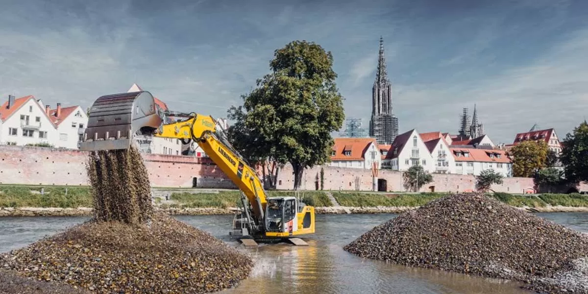 Liebherr crawler excavators move 80,000 tonnes of gravel