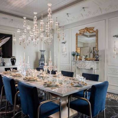 A regal dining room by 42mm Architecture